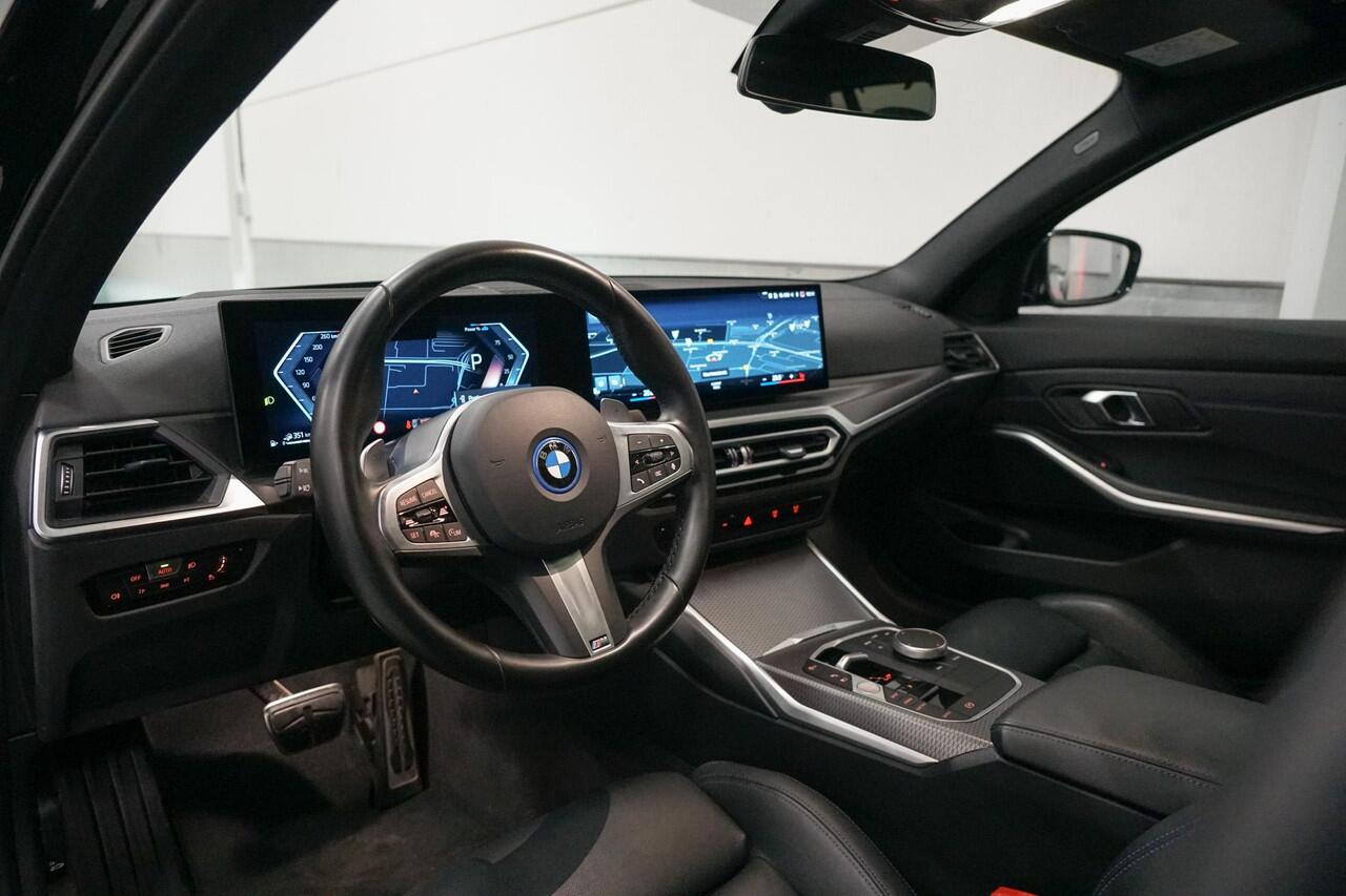 BMW 3-SERIE Touring 330e xDrive M-Sport | Panoramadak | M Stoelen | Comfort Access