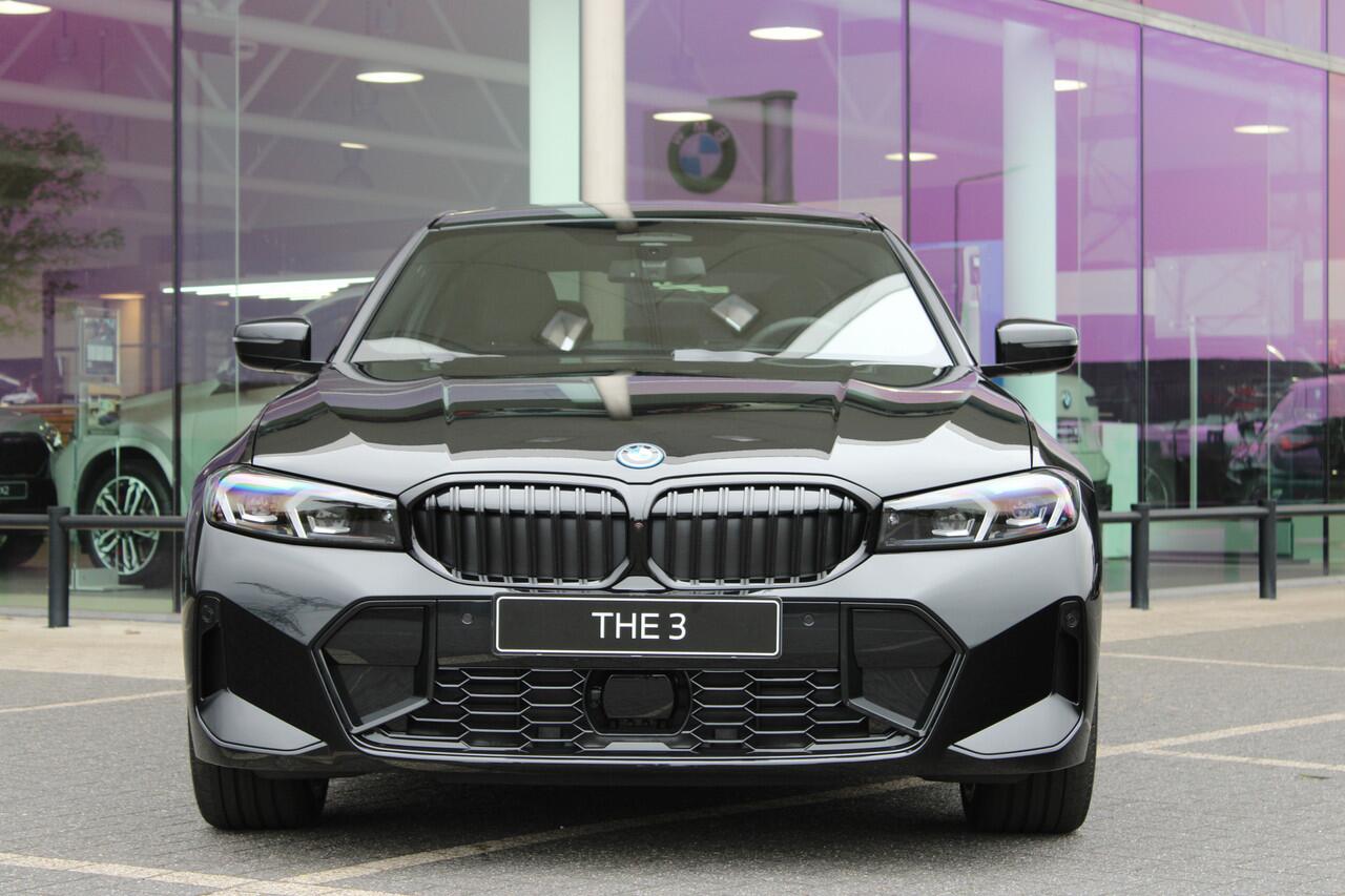 BMW 3-SERIE 330e High Executive M Sport Automaat / Schuif-kanteldak / Sportstoelen / Parking Assistant Plus / Comfort Access / Adaptieve LED / Stuurverwarming / Live Cockpit Professional