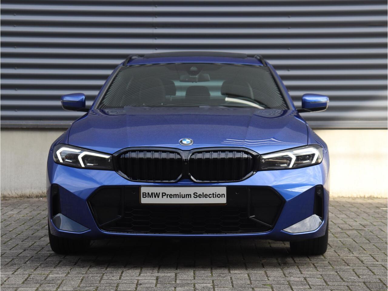 BMW 3-SERIE Touring 330i xDrive | High Executive | M Sportpakket Pro | Panodak | Trekhaak | Head-Up | Parking Assistant Plus | Driving Assistant | Comfort Access | 18'' LMV