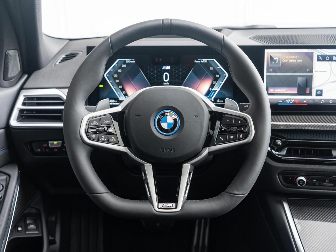 BMW 3-SERIE Sedan 330e | M Sportpakket Pro | Innovation Pack | Verwarmd Stuurwiel | Comfort Access | Schuif-/kanteldak | Trekhaak