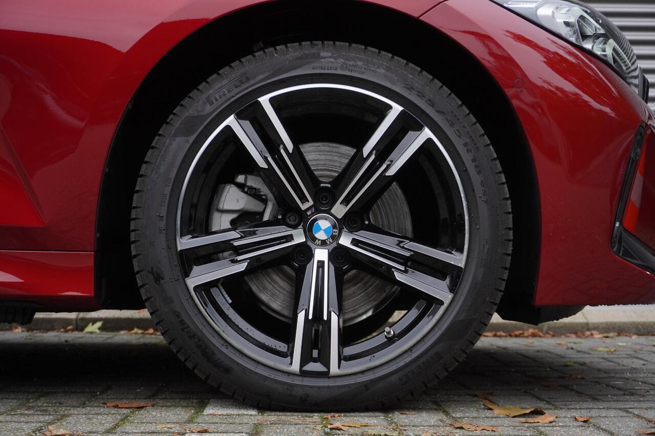 BMW 3-SERIE Sedan 330e M Sportpakket | Comfort Pack | Glazen Panoramadak | Trekhaak | 18 inch LM M Dubbelspaak