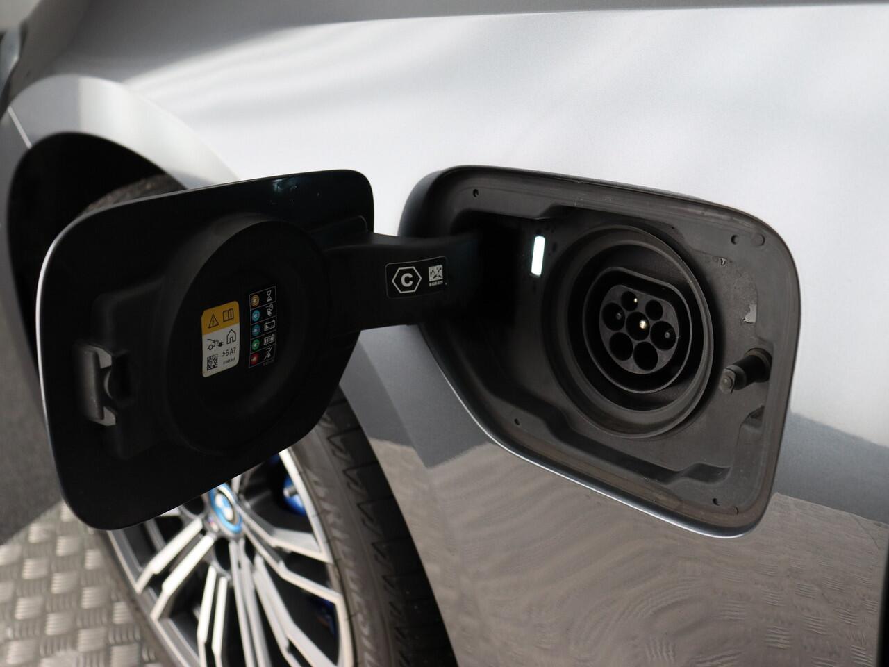 BMW 3-SERIE Touring 330e Business Edition + M Sport (Pano / Navi / Cruise / Camera / Carplay)