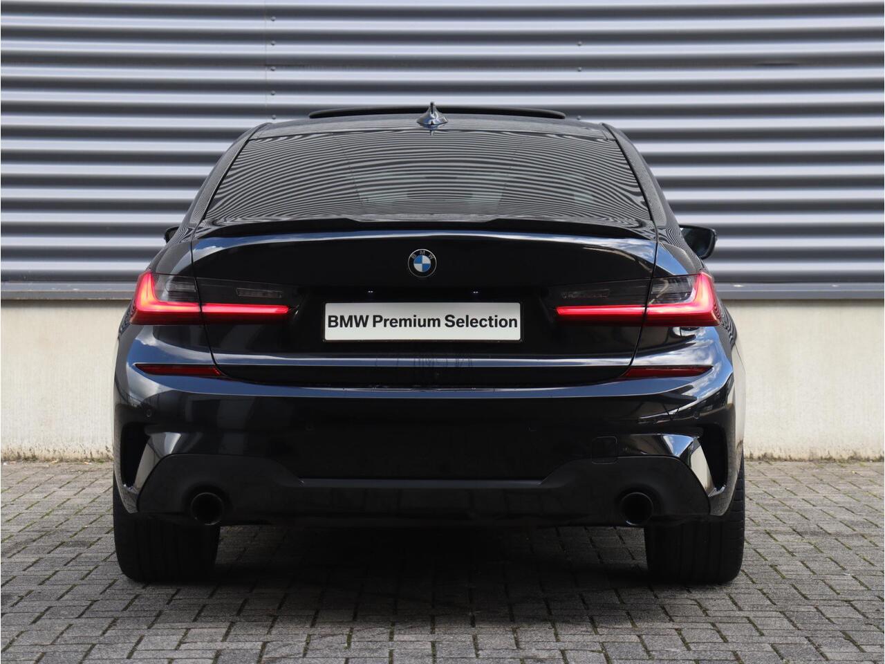 BMW 3-SERIE Sedan 318i | High Executive | M Sportpakket | Panodak | Trekhaak | Active Cruise Control | Elektr. Voorstoelen | HiFi | 19'' LMV