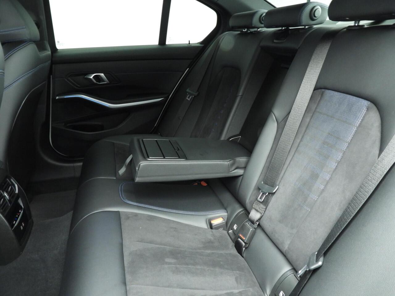 BMW 3-SERIE Sedan 320e | M-Sportpakket | LED | Navigatie | Trekhaak | Stoelverwarming | DAB | Alu 18 inch