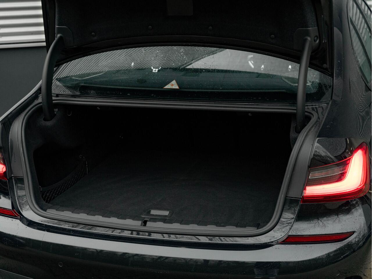 BMW 3-SERIE 330e M-Sport - Harman Kardon - Trekhaak - DAB - Camera