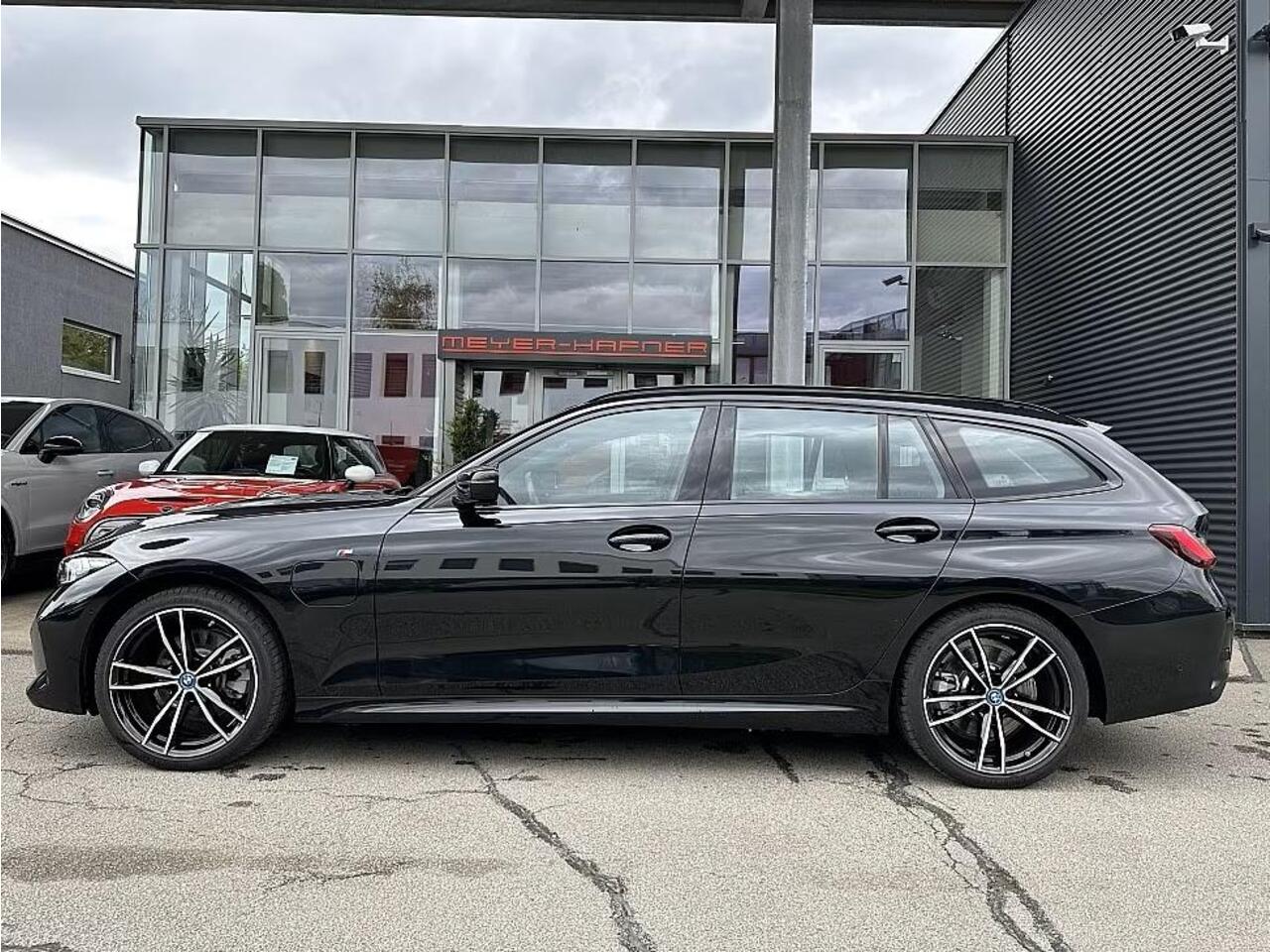 BMW 3-SERIE Touring 330e M-SPORT ** ADAPT. LED, HALF-LEDER, HuD, ACC, SHADOW LINE, H&K SOUND, 19-inch LMV ** 1e EIG - UNFALLFREI ** ** INFORMEER OOK NAAR ONZE AANTREKKELIJKE FINANCIAL-LEASE TARIEVEN **