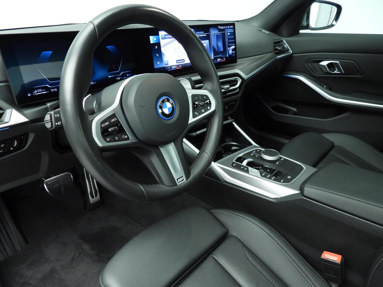 BMW 3-SERIE Sedan 320e | M-Sportpakket | LED | Navigatie | Schuifdak | Sportstoelen | Shadow line | DAB | Alu 18 inch