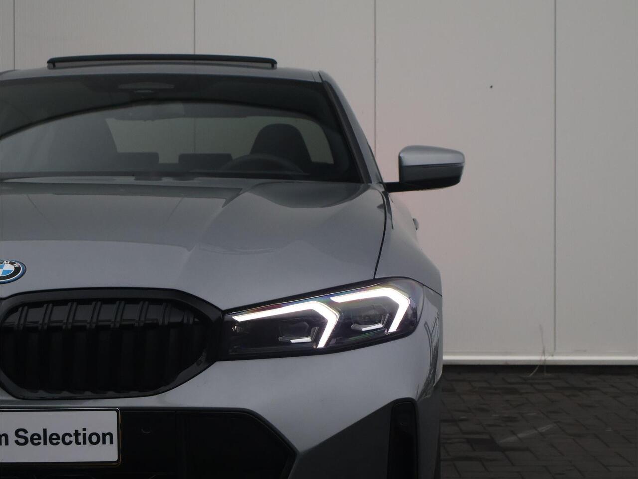 BMW 3-SERIE 330e M Sportpakket Pro/ Stuurwiel verwarmd/ Comfort Access/ Elektrische Trekhaak/ Schuif-Kanteldak/ M Sportstoelen/ Harman-Kardon/ Driving Assistant Professional