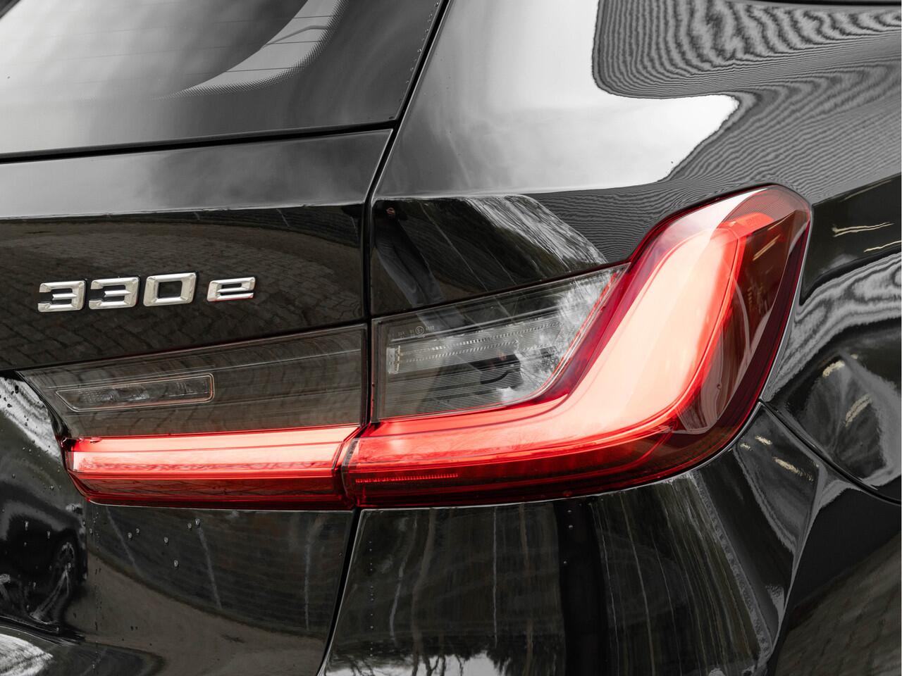 BMW 3-SERIE Touring 330e xDrive - Panorama - ACC - Hifi - Sportstoelen - Stoelverwarming