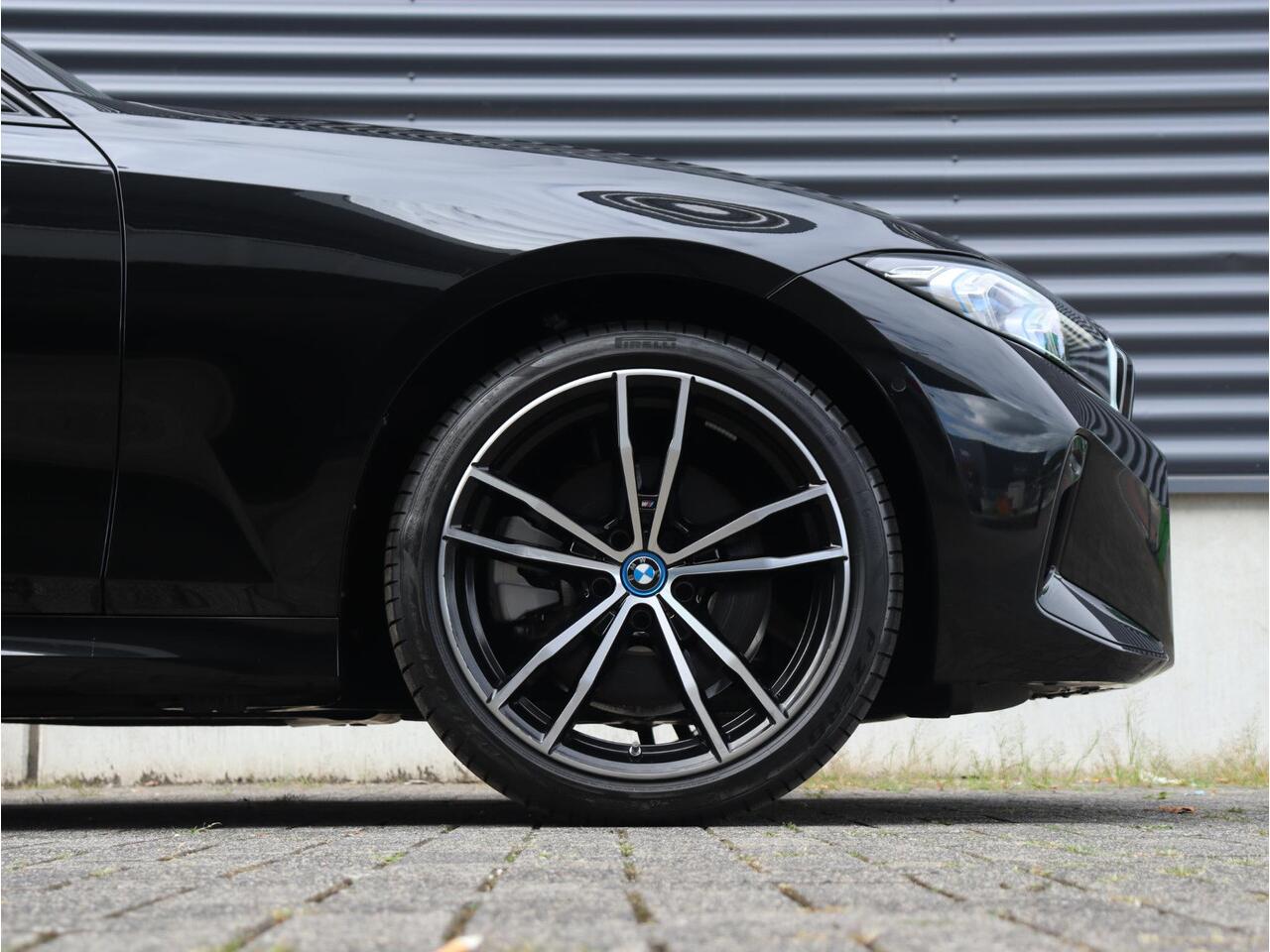 BMW 3-SERIE Touring 330e xDrive | High Executive | M Sportpakket | Panodak | Harman Kardon | Elektr. Voorstoelen | Head-Up | Driving Assistant | Adaptive Cruise Control | Parking Assistant Plus | Comfort Access | 19'' LMV