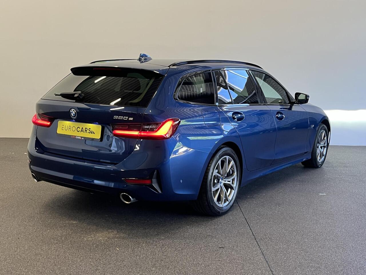 BMW 3-SERIE Touring 320e Sportline Aut-8 Panoramadak Head Up Display Laser Licht Adaptive Cruise Trekhaak Leder Navi Parkeer Sensoren