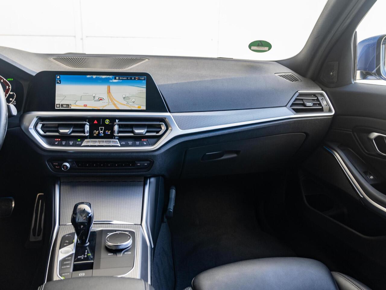 BMW 3-SERIE Sedan 330e | High Executive | M Sport | Stoelverwarming | Harman Kardon | LED | Cruise Control | 18''