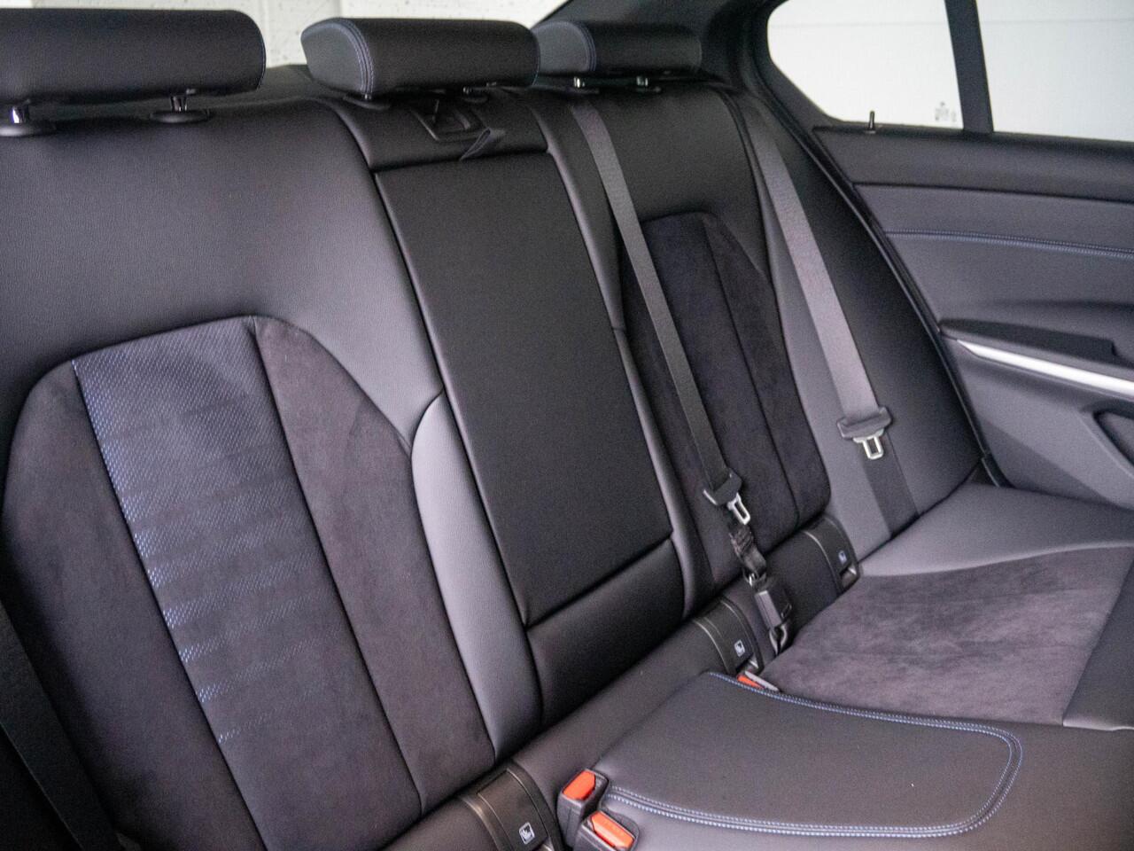 BMW 3-SERIE Sedan 320i Sedan M Sportpakket / Adaptive LED / Stoelverwarming / Glazen panoramadak | Ekris Selection