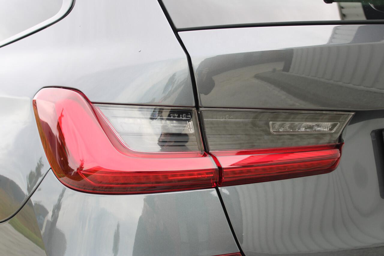 BMW 3-SERIE Touring 330i xDrive M-sport Business Edition Plus | Incl. 12 maanden garantie | Cruise control | Climate control | Apple carplay/Android auto | Schuif/kantel dak | Uitklapbare trekhaak | Stoel/stuurverwarming |