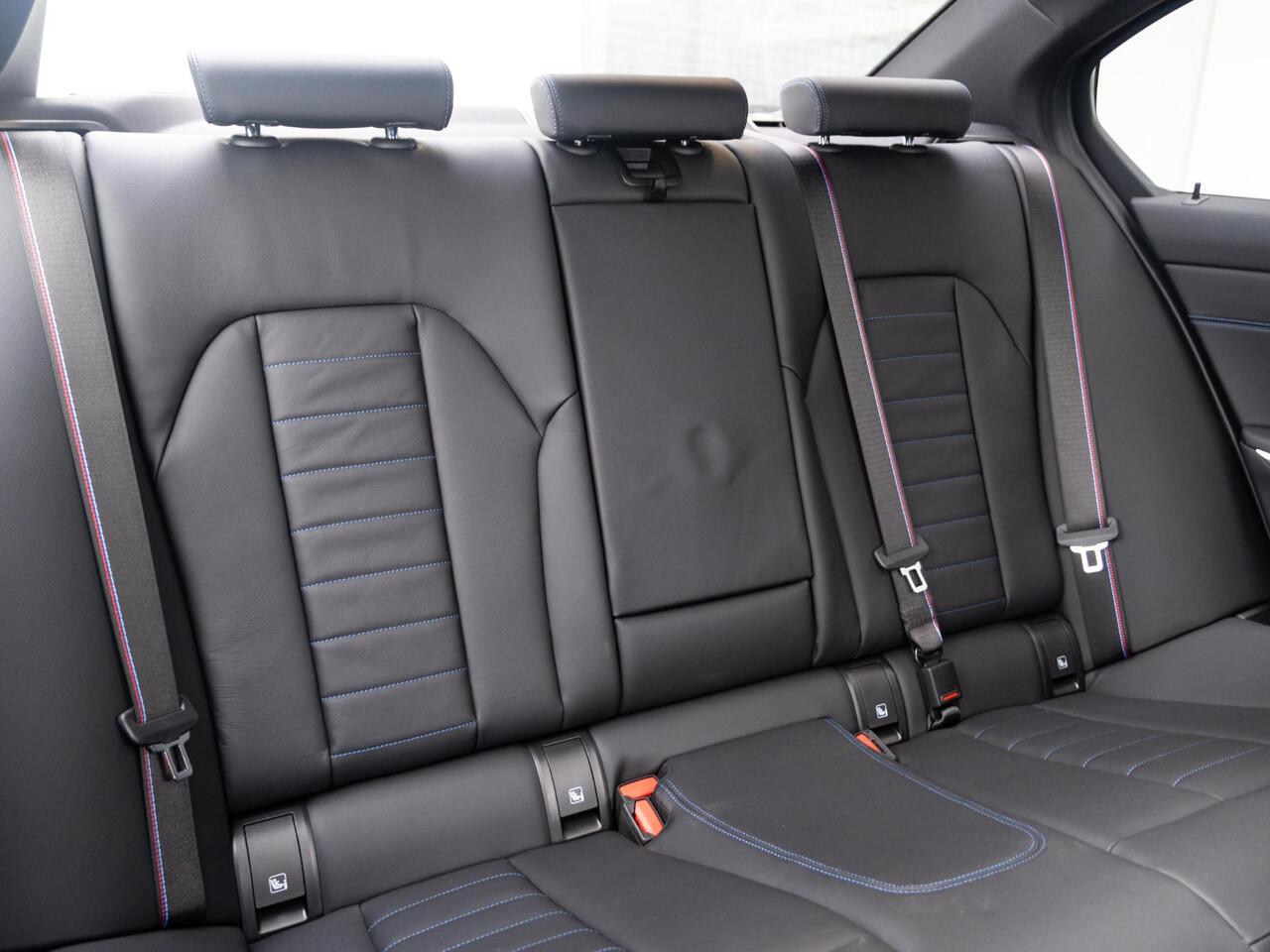 BMW 3-SERIE Sedan 330e | M Sportpakket Pro | Verwarmd Stuurwiel | Comfort Access | Achteruitrijcamera | Schuif-/kanteldak | Stoelverwarming | Harman Kardon | Trekhaak