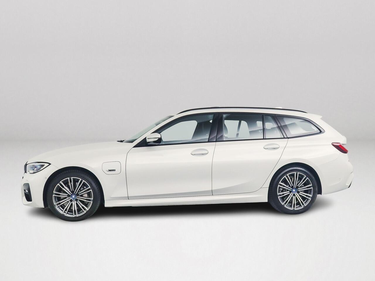 BMW 3-SERIE Touring 330e Business Edition Plus | Panoramadak | 360° camera | Stoel- en Stuurverwarming | Harman Kardon | Head-up Display