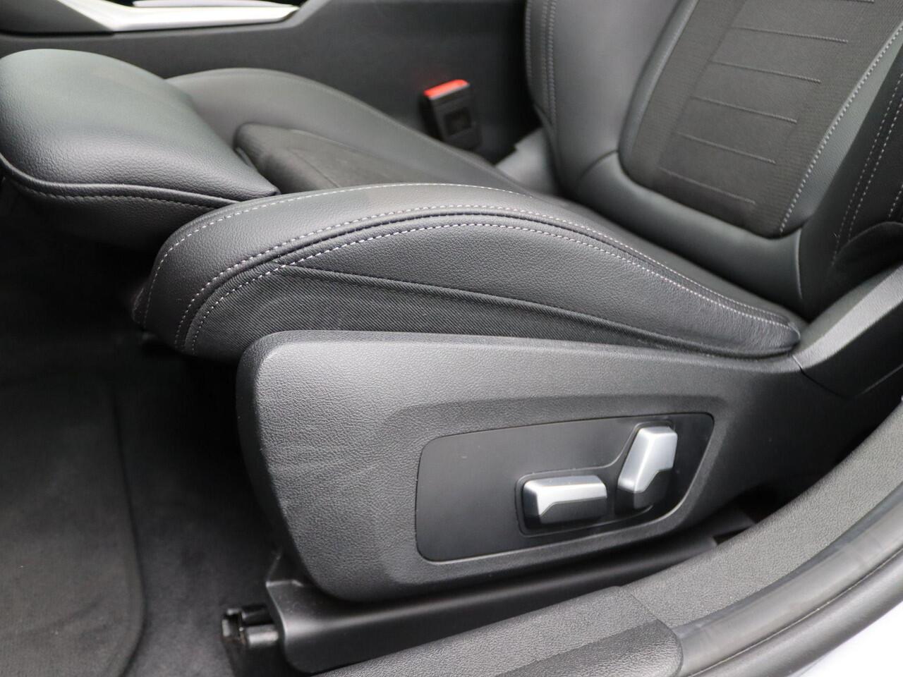 BMW 3-SERIE Touring 330e Model Sport Line | Stuurwielrand Verwarmd | M Adaptief onderstel | Comfort Access | Achteruitrijcamera | Panoramadak | Elektrisch Verstelbare Sportstoelen | Driving Assistant | Laserlight | Head-Up Display | DAB | HiFi | 17''