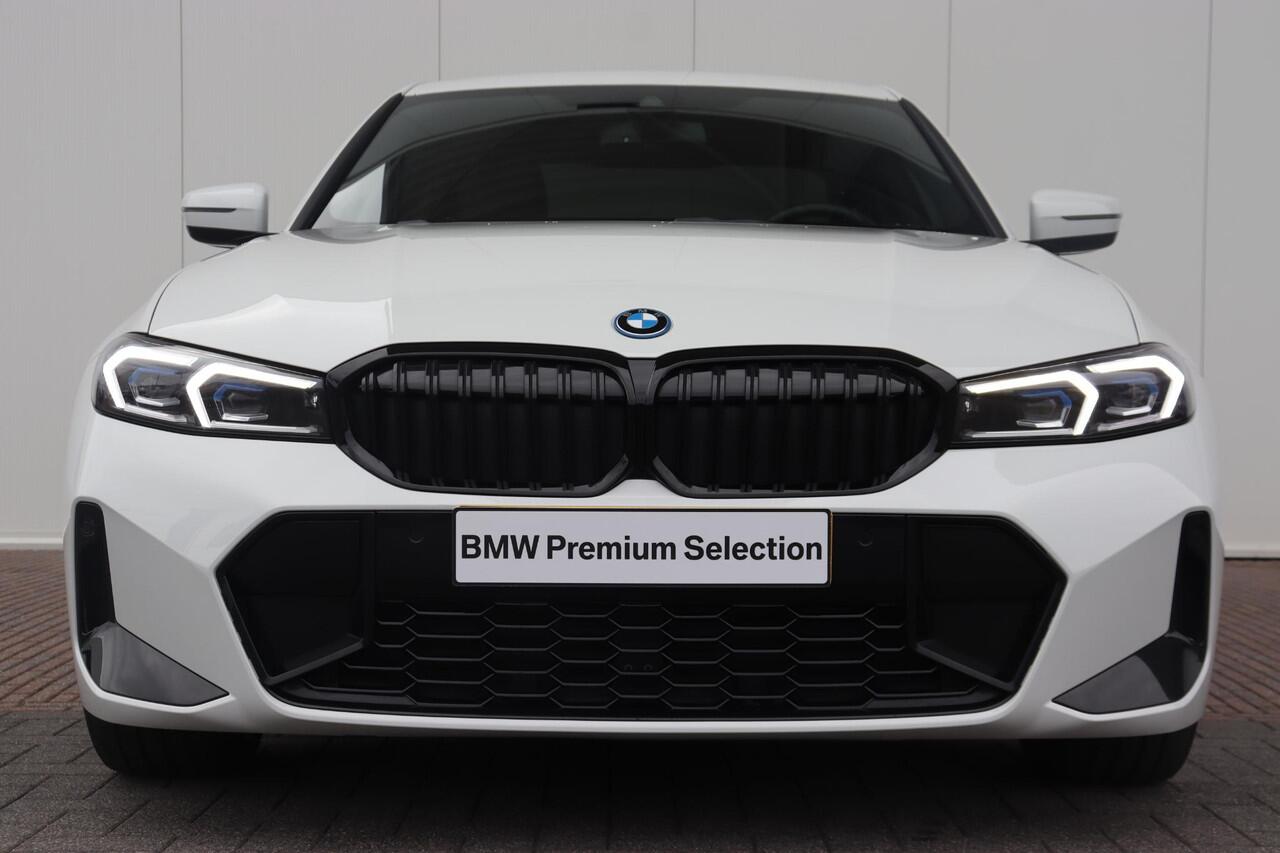 BMW 3-SERIE 330e M Sportpakket/ 19 inch LM/ Sportstoelen/ Cruise Control/ Stoelverwarming