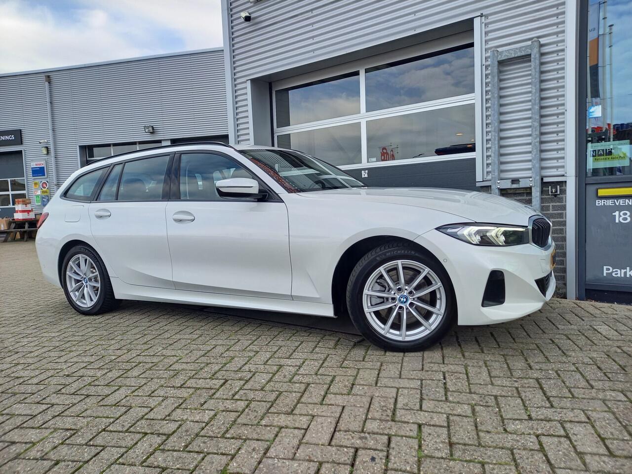 BMW 3-SERIE Touring 320e PHEV - WIDESCREEN - LEER - CAMERA - 1 EIGENAAR - NL AUTO - PLUG-IN -