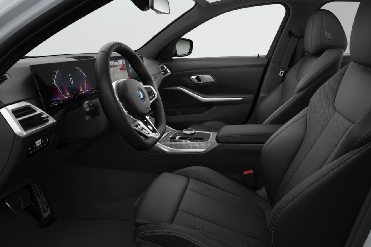 BMW 3-SERIE Sedan 330e | M Sport | Comfort Pack | Active Cruise Control | Trekhaak | Glazen dak