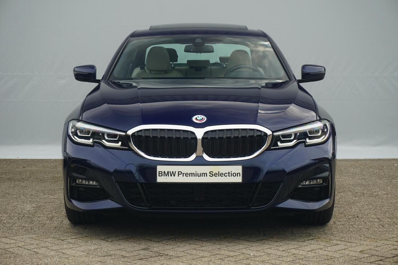 BMW 3-SERIE Sedan 320e High Executive M Sportpakket 19'' / Schuif-/kanteldak / Elektrisch verstelbare voorstoelen / HiFi System