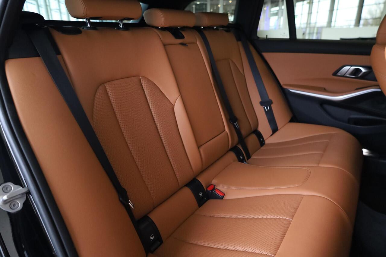 BMW 3-SERIE M340iA xDrive Touring | Head-Up Display | Stuurverwarming | Voorstoelen Verwarmd | Trekhaak