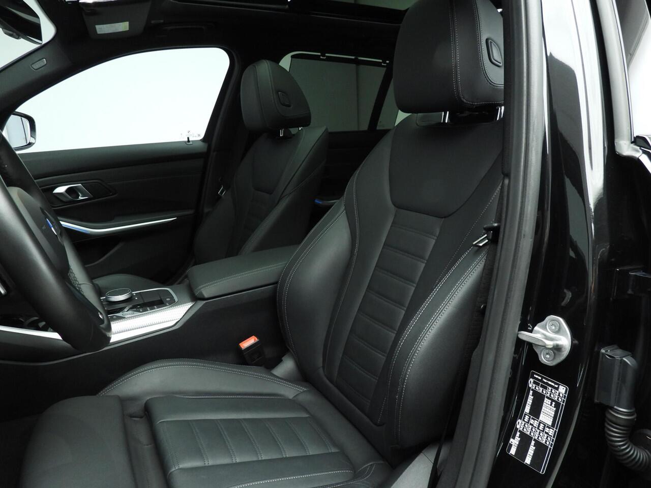 BMW 3-SERIE Touring 318i | M-Sportpakket | LED | Leder | Navigatie | Schuifdak | Sportstoelen | DAB | Hifi speakers | Alu 18 inch