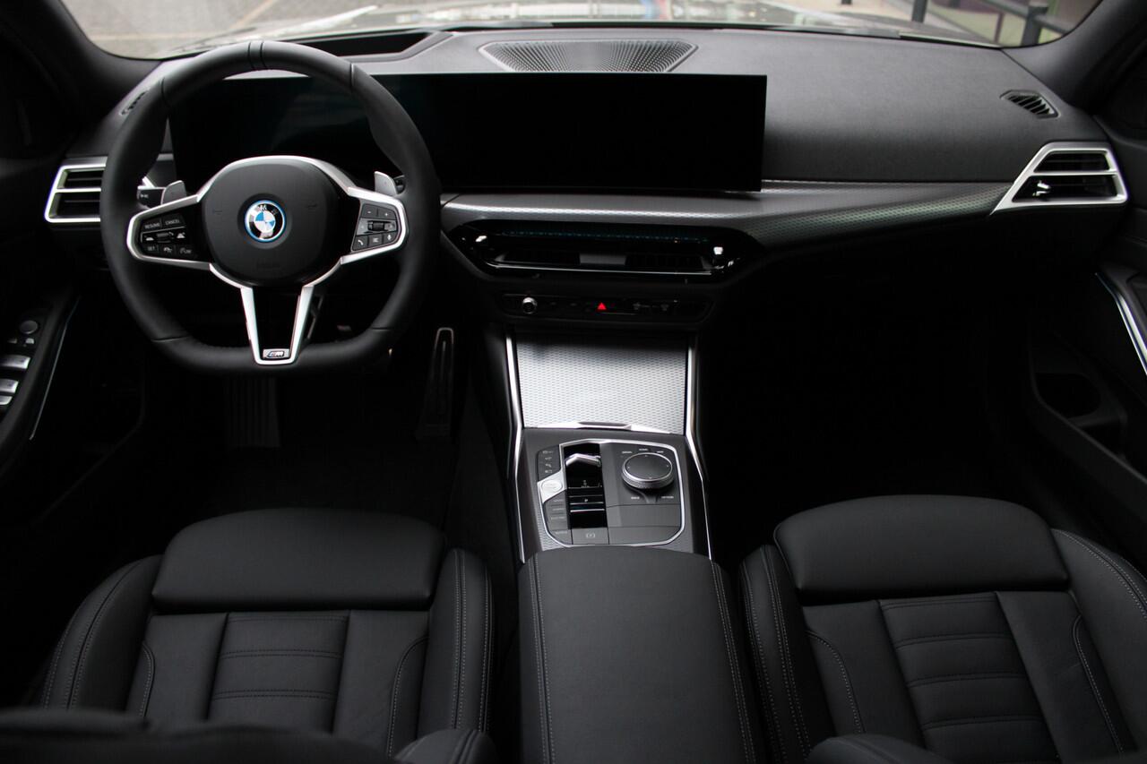 BMW 3-SERIE Touring 330e High Executive M Sport Automaat / Panoramadak / Trekhaak / Adaptieve LED / Sportstoelen / Comfort Access / Parking Assistant Plus / Stuurverwarming