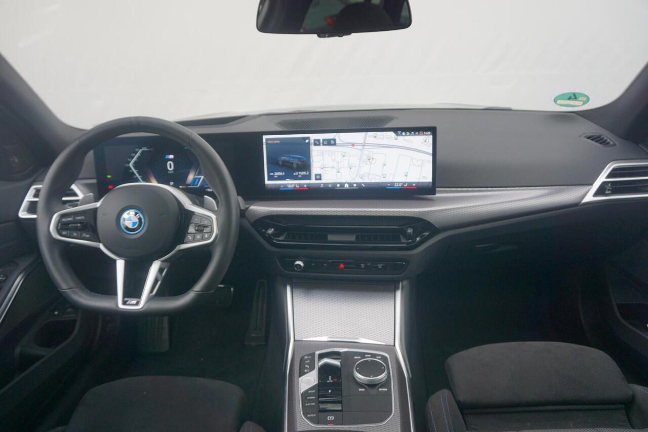 BMW 3-SERIE Touring 330e M Sport Pro | Trekhaak / Panoramadak / Head-up / Harman Kardon / Elektrische stoelen met geheugen /360*Camera's / Comfort Access / Ddodehoek detectie