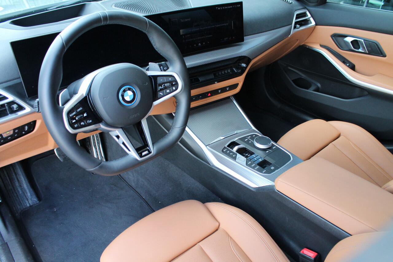 BMW 3-SERIE Touring 330e High Executive M Sport Automaat / Panoramadak / Trekhaak / Sportstoelen / Active Cruise Control / Adaptieve LED / Parking Assistant Plus / M Adaptief onderstel