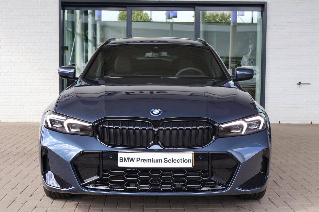 BMW 3-SERIE Touring 330e xDrive | M Sportpakket Pro | Glazen Panoramdak | Trekhaak Elektrisch | Harman Kardon | Stoelverwarming | Stuur- en stoelverwarming | 19" M Dubbelspaak