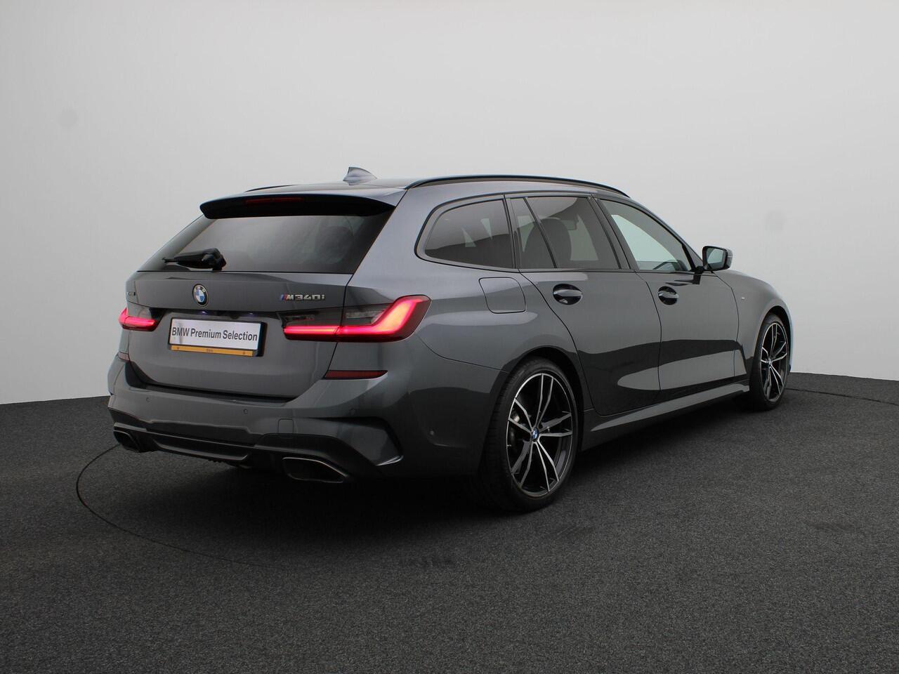 BMW 3-SERIE Touring M340i xDrive High Executive | Comfort Access | Trekhaak | Panoramadak | Elektrisch Verstelbare Voorstoelen | Driving Assistant | Laserlight | Active Cruise Control | 19''