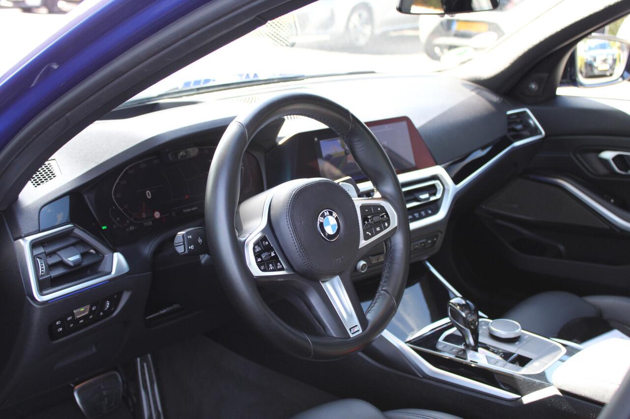 BMW 3-SERIE 330i High Executive M Sport Automaat / Schuif-Kanteldak / Sportstoelen / Achteruitrijcamera / Laserlight / Comfort Access / Head-Up / Harman Kardon / Gesture Control