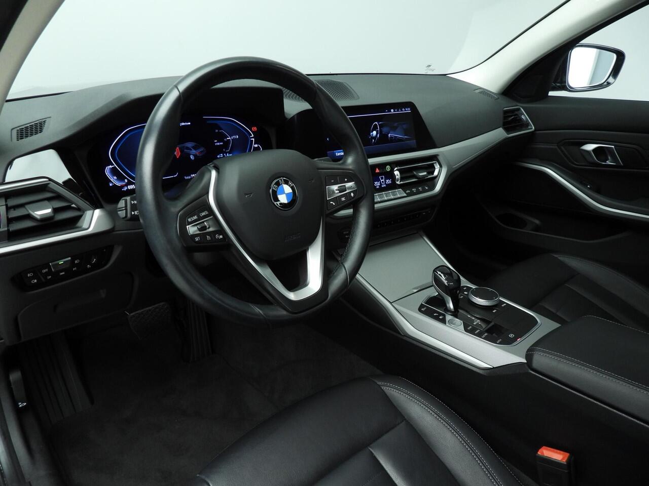 BMW 3-SERIE Sedan 320e | Laserlicht | Leder | Navigatie | Stoelverwarming | Chrome line | DAB | Hifi speakers | Alu 17 inch