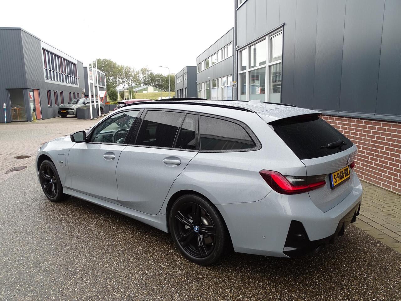 BMW 3-SERIE Touring 320e M-SPORT | PANORAMADAK| LEDER SPORT INTERIEUR| HEAD-UP DISPLAY| BORDENHERKENNING| DODE HOEK DETECTIE| HERMANKARDON | AIROC/ECC | CRUISECONTROLL | CAMERA | PARKEERSENSOREN |