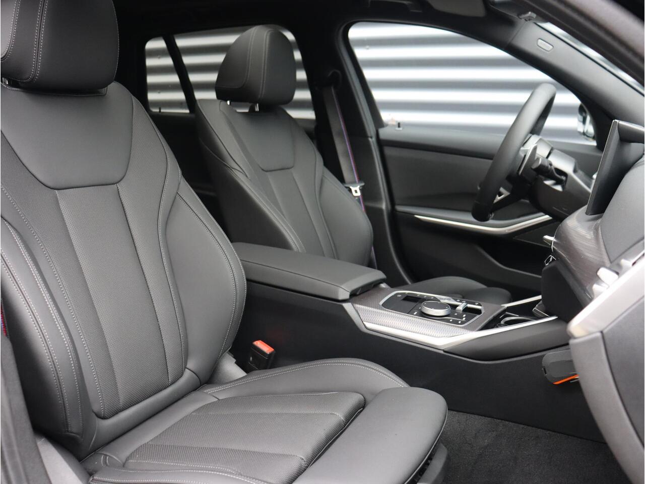 BMW 3-SERIE Touring 330e | M Sportpakket Pro | Panodak | Harman Kardon | Trekhaak | Comfort Access | Adaptive Cruise Control | Adaptieve LED Koplampen | 19'' LMV