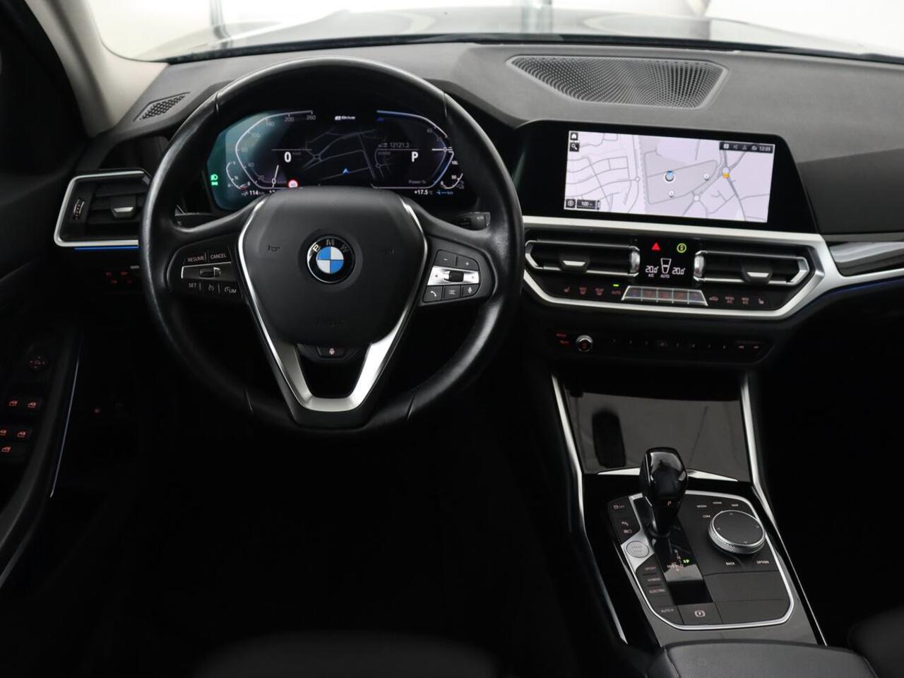 BMW 3-SERIE Touring 330e | Trekhaak | Half Leder | Stoel & Stuurverwarming | Sfeerverlichting | Carplay | Sportstoelen | Navigatie | Cruise Control | Parkeerhulp | Live Cockpit | PHEV | Plug In