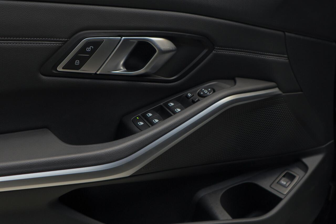 BMW 3-SERIE Touring 320i HUD Matrix LED ACC Elektr. trekhaak Elektr. achterklep Leer Navi Camera Climate (3-zone) Sportstoelen PDC LM velgen BTW auto