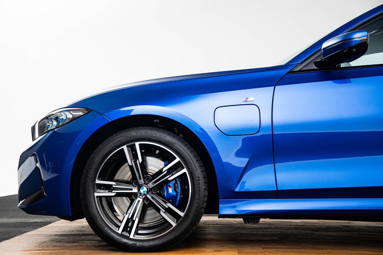 BMW 3-SERIE Touring 330e Long Range - M Sport - Trekhaak - Panoramadak - Elektrisch verstelbare/verwarmde stoelen - Parking/Driving Assistant - Harman Kardon - Getinte ruiten - Comfort Access - Ambiance verlichting -