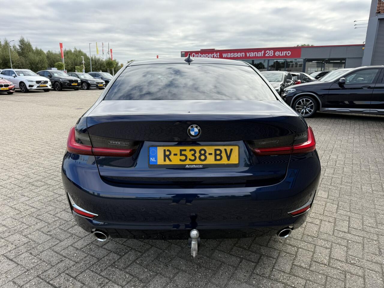 BMW 3-SERIE 318i 156 PK Luxury Line Leder Wegklapbare Trekhaak LED HiFi pakket PDC