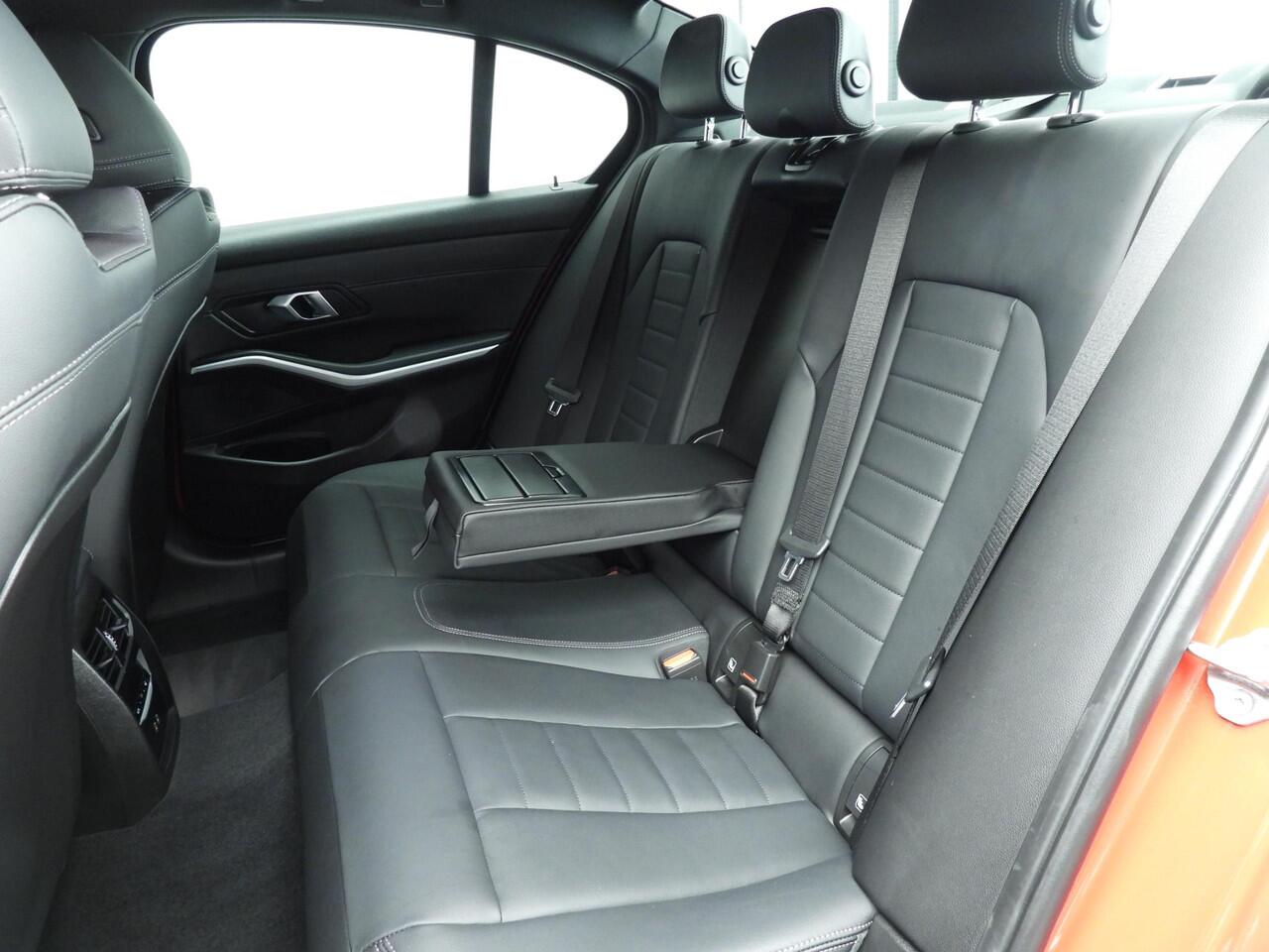 BMW 3-SERIE Sedan 320i | M-Sportpakket | LED | Leder | HUD | Keyles go | Stoelverwarming | DAB | Hifi speakers | Alu 18 inch