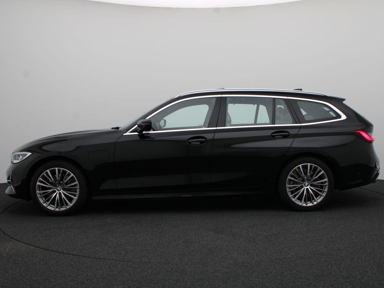 BMW 3-SERIE Touring 320e High Executive | Luxury Line | Audio Media Pack | Parking Pack | Safety Pack | BMW Personal CoPilot Pack | Stuurwielrand Verwarmd | Trekhaak | Panoramadak | Driving Assistant Professional | Head-Up Display | DAB | HiFi | 18''