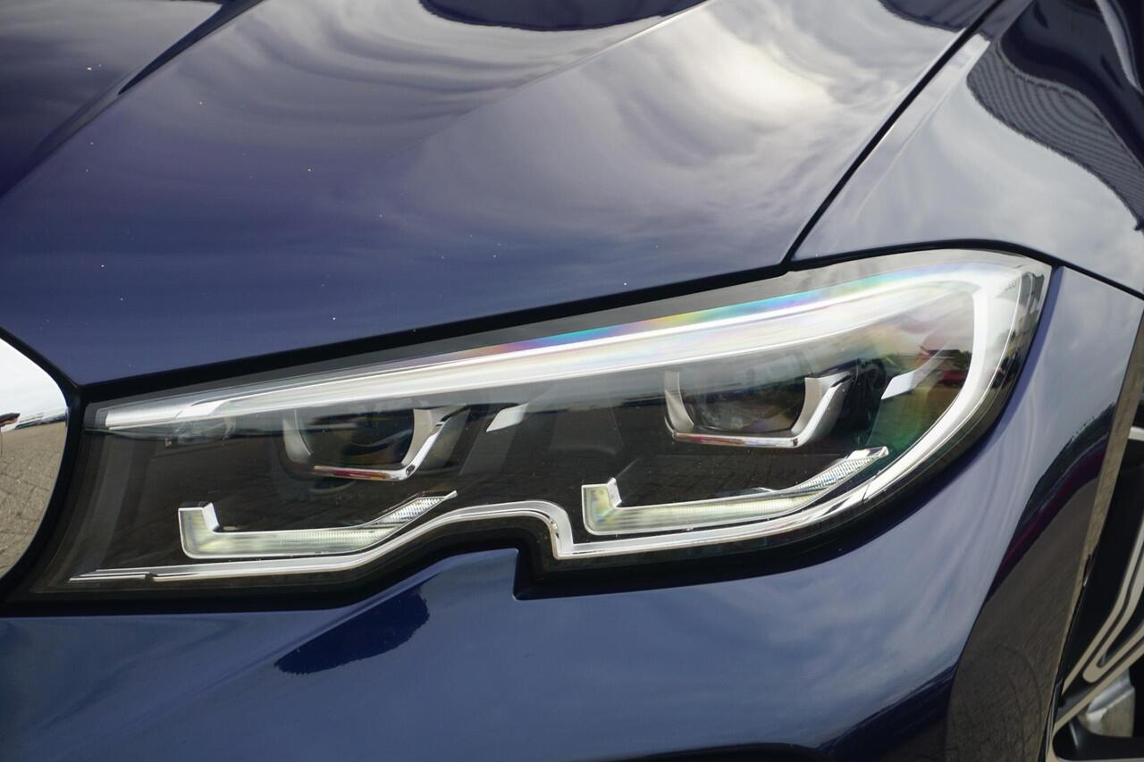 BMW 3-SERIE Sedan 320e High Executive M Sportpakket 19'' / Schuif-/kanteldak / Elektrisch verstelbare voorstoelen / HiFi System