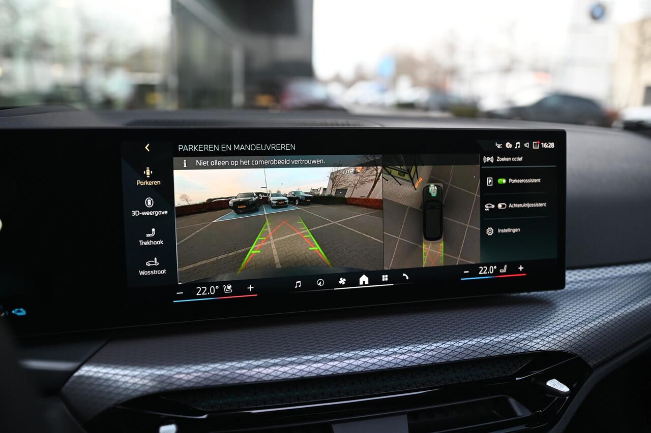 BMW 3-SERIE Touring 330e High Executive M Sport Automaat / Panoramadak / Trekhaak / Sportstoelen / M Adaptief onderstel / Adaptieve LED / Parking Assistant Plus / Comfort Access