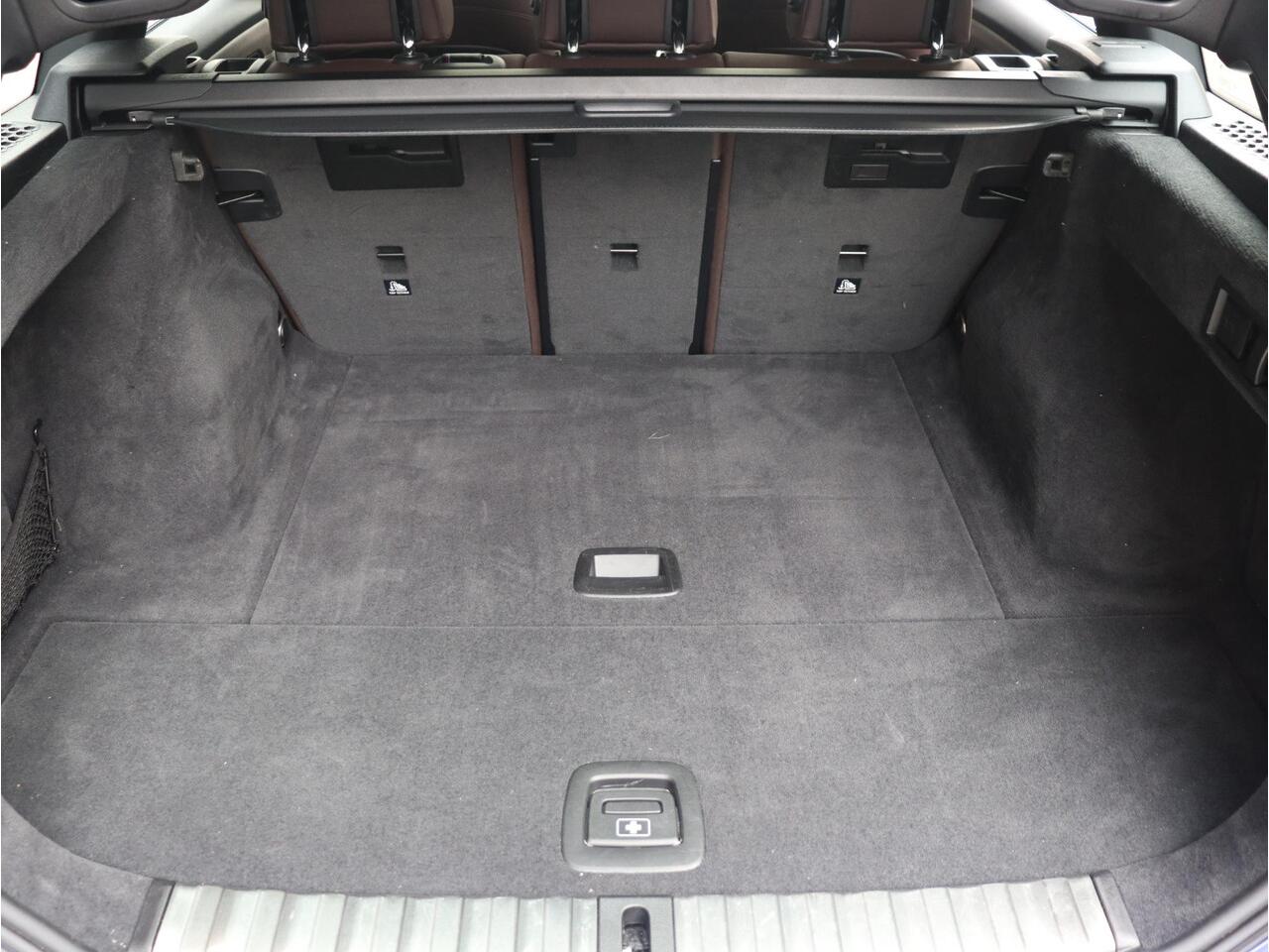 BMW 3-SERIE Touring 330i xDrive | High Executive | M Sportpakket Pro | Panodak | Trekhaak | Head-Up | Parking Assistant Plus | Driving Assistant | Comfort Access | 18'' LMV