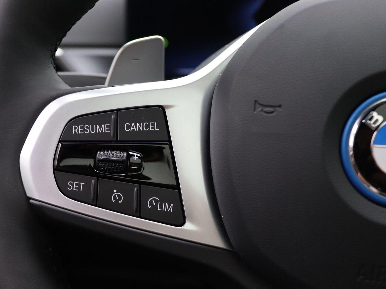 BMW 3-SERIE Sedan 320e M Sportpakket | Travel Pack | Innovation Pack | Entertainment Pack | Stuurwielrand verwarmd | Trekhaak | Schuifdak | 18'' | Ekris Selection