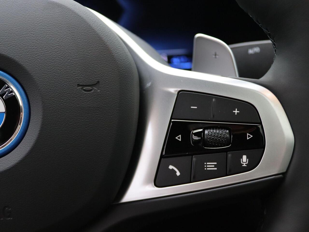 BMW 3-SERIE Sedan 320e M Sportpakket | Travel Pack | Innovation Pack | Entertainment Pack | Stuurwielrand verwarmd | Trekhaak | Schuifdak | 18'' | Ekris Selection