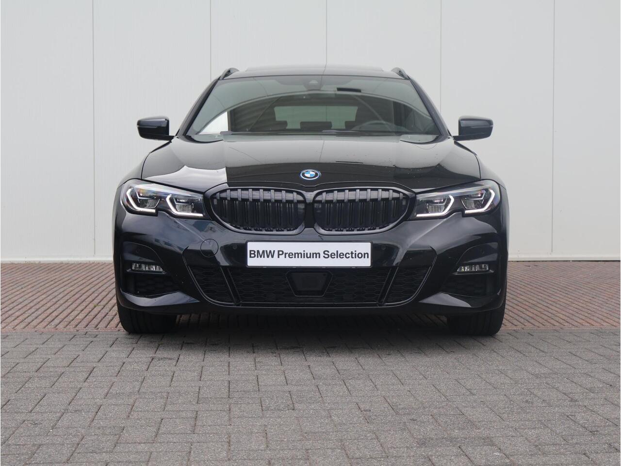 BMW 3-SERIE Touring 320e Business Edition Plus / M-Sportpakket / Trekhaak / Head Up Display / Active Cruise Control / HIFI /