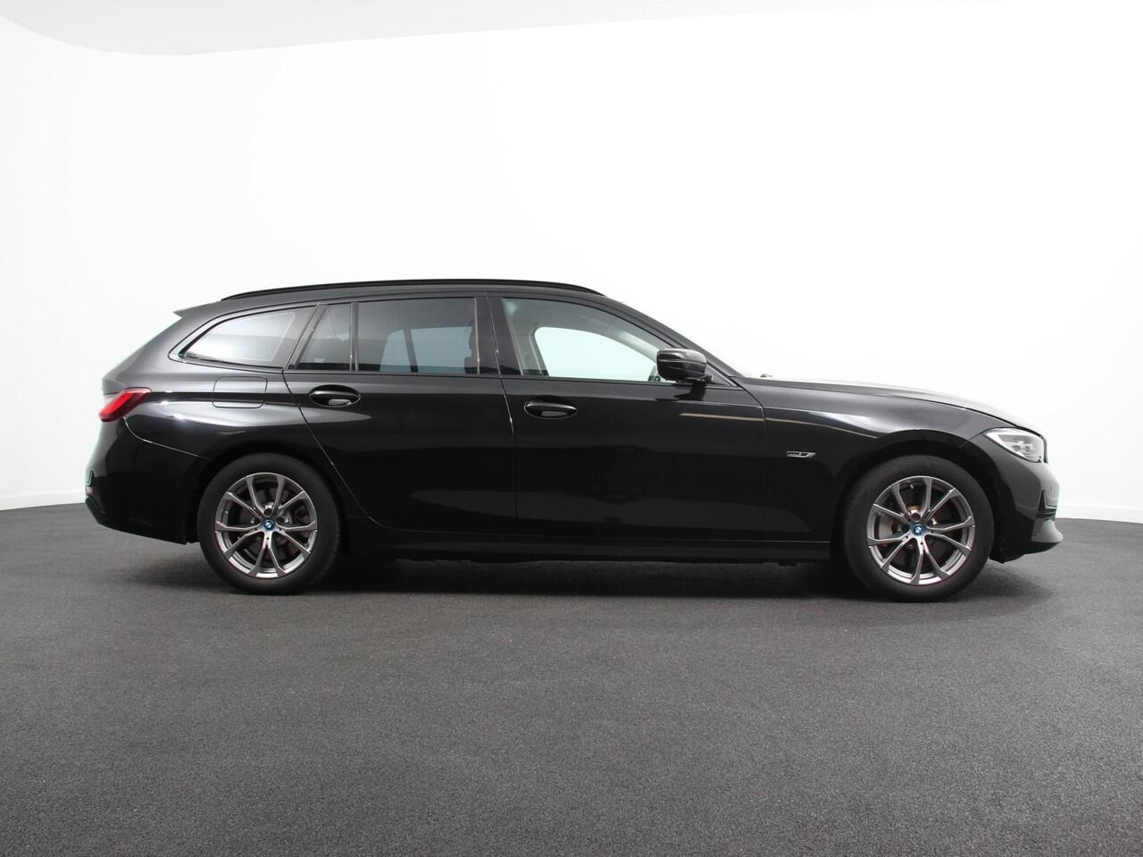 BMW 3-SERIE Touring 330e Touring Sportline PHEV AUT DEMO! Climate control | Adaptieve cruise control | Parkeersensoren | Navigatie | Sfeerverlichting | Stuur + stoelverwarming | Apple Carplay/ Android Auto