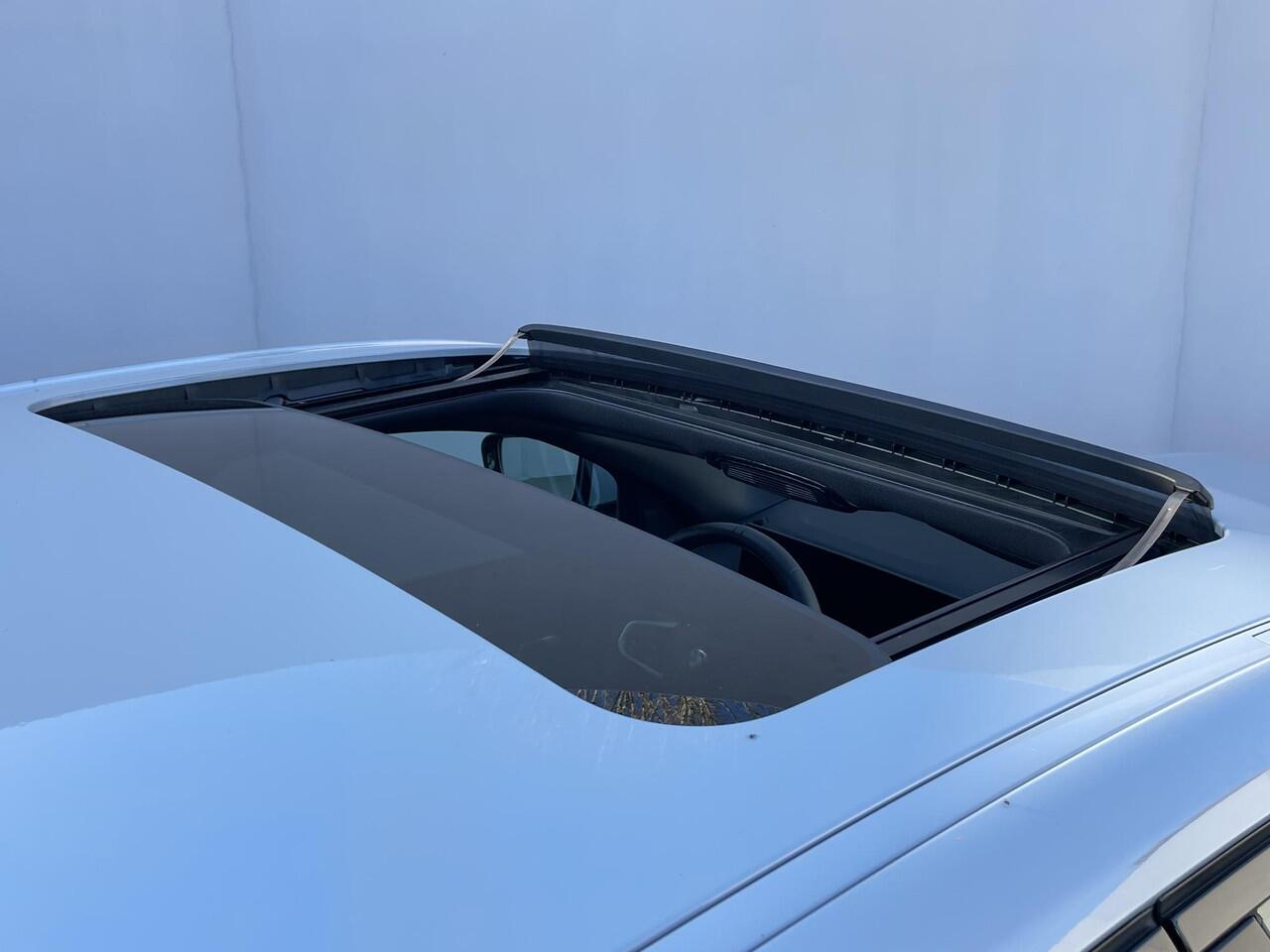 BMW 3-SERIE 330e M Sport Edition / Fabrieksgarantie t/m 6-2028 / Elektrische Trekhaak (1500 KG) / Adaptieve Cruise Control / Stoel-/Stuurverwarming / Brooklyn Grau / Sportstoelen / Apple Carplay/Android auto / Schuif-/kanteldak /